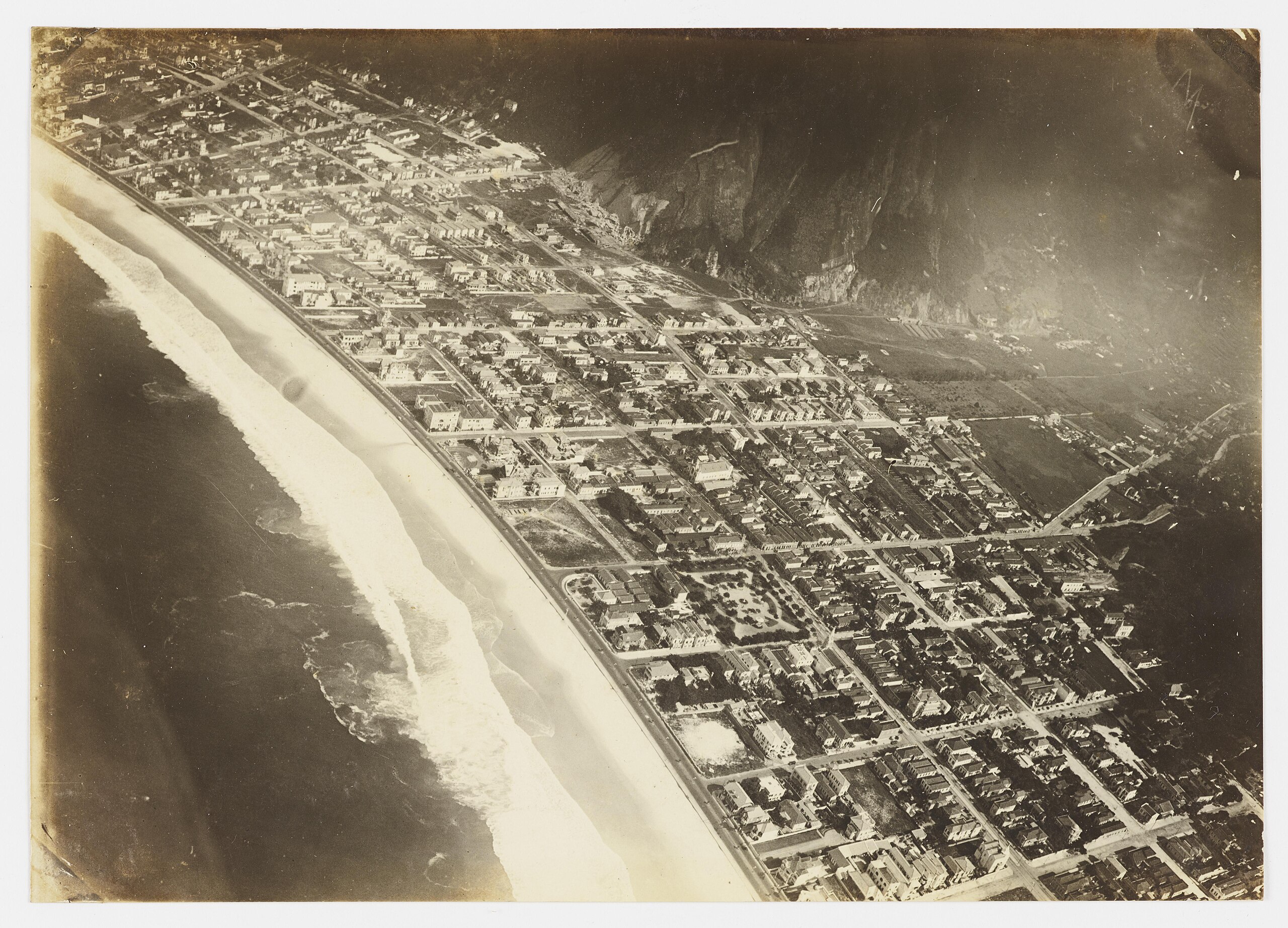 Aerial view of Copacabana, c.1916–1926 (before the 1970 land reclamation)