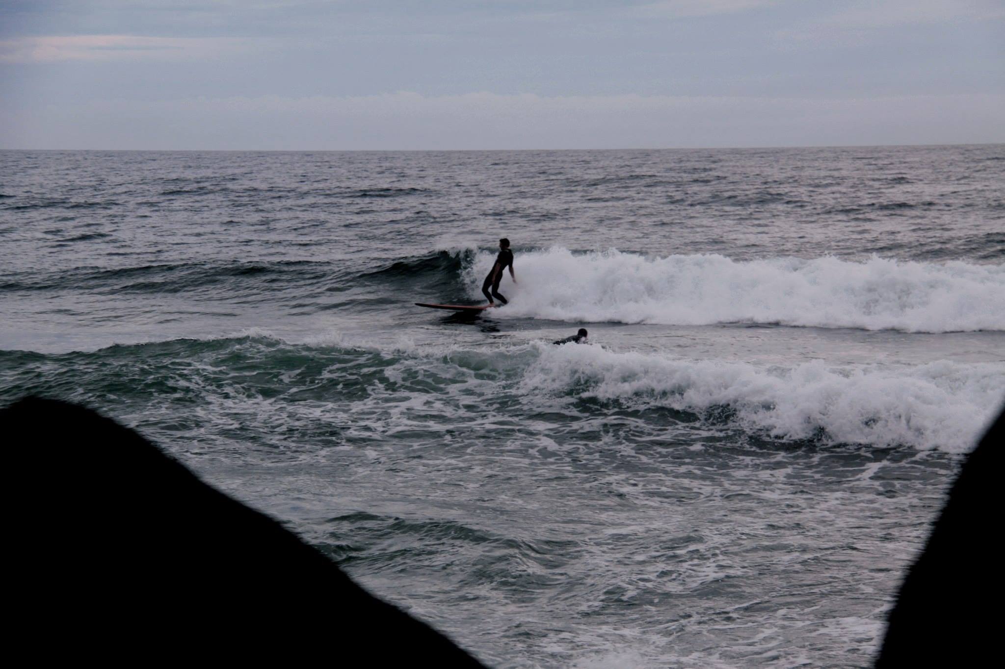 Surfing with style on longboard