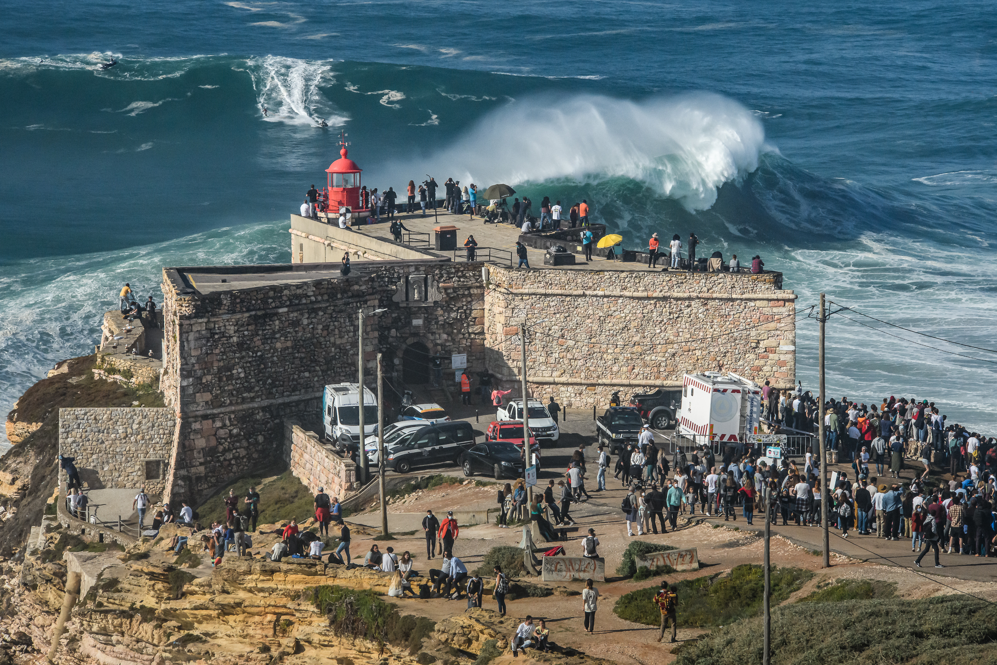 Praia do Norte — the north beach below the lighthouse