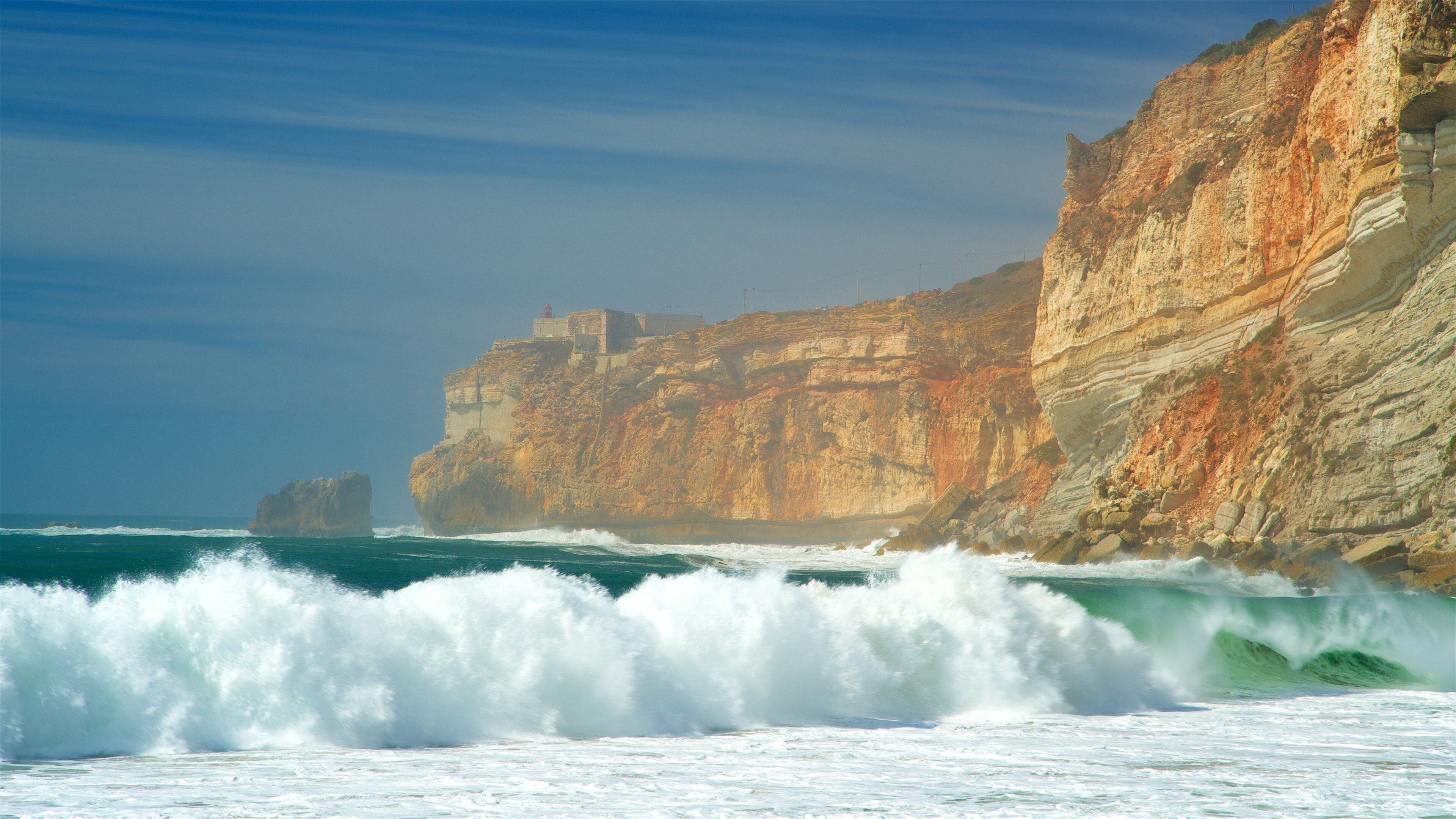Shore break at the base of the Sítio cliff
