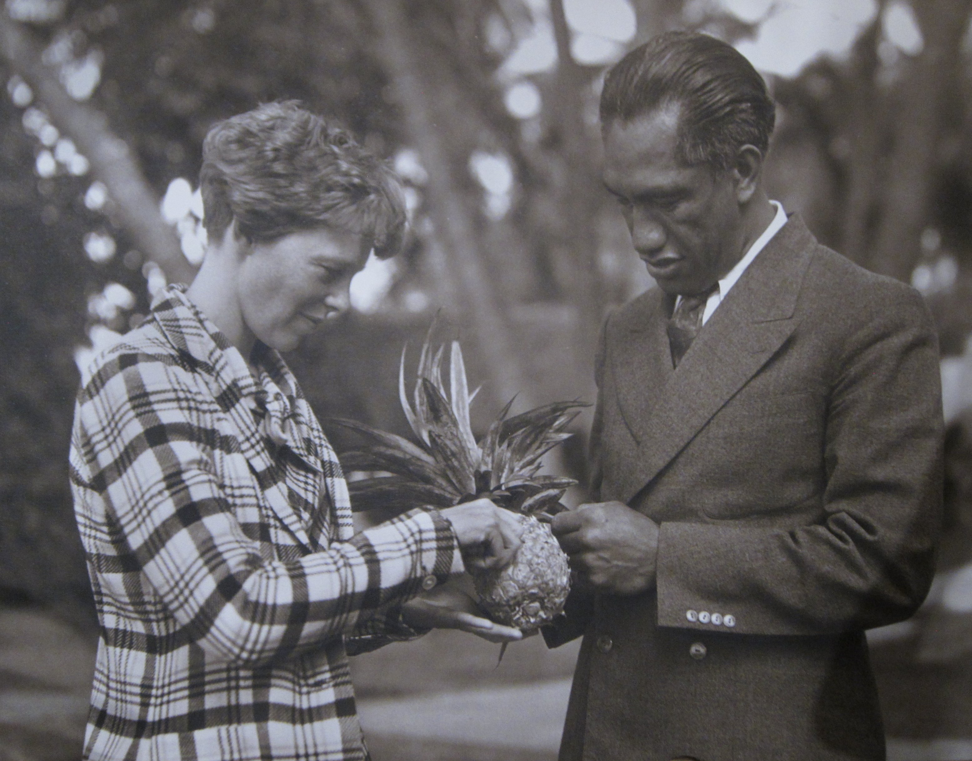 Amelia Earhart and Duke Kahanamoku in Hawaiʻi