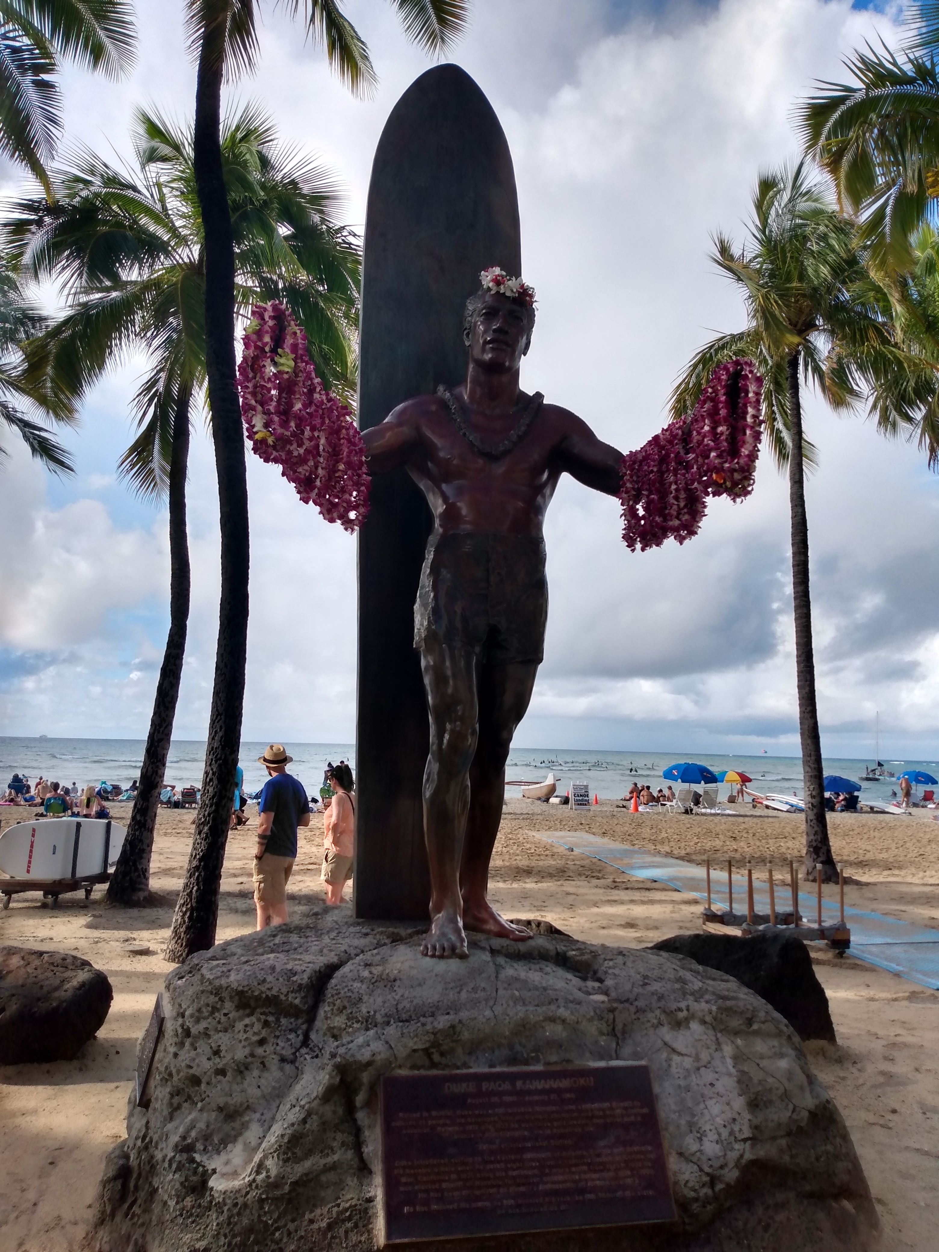 Duke Kahanamoku statue on Kalākaua Avenue