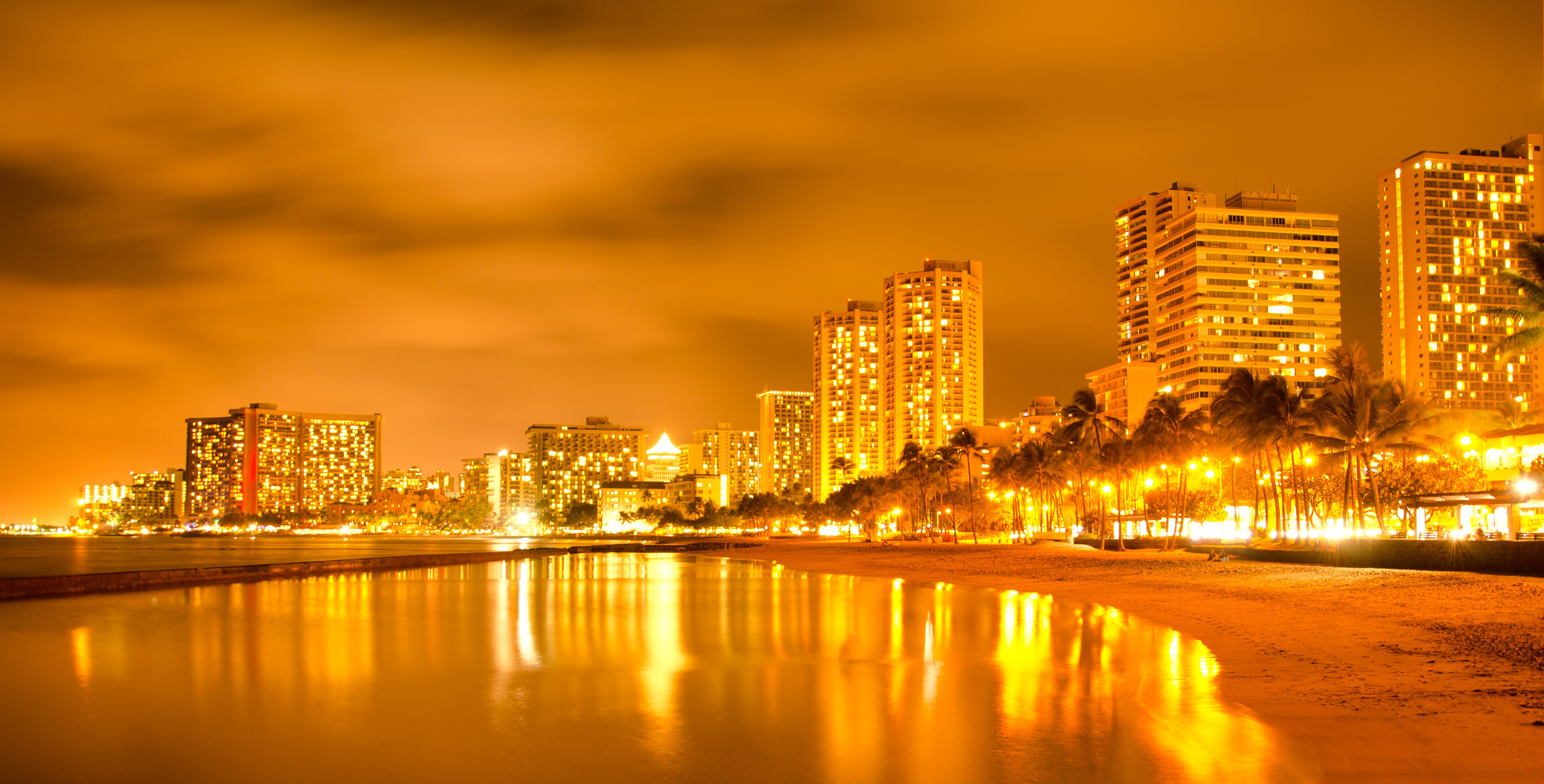 Waikīkī at night — 10-second exposure